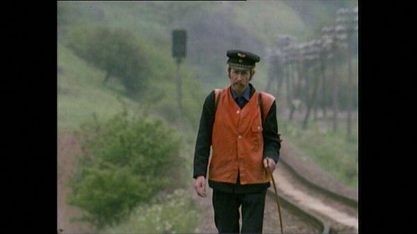 Bild 1 von 4: Kurz nach der Wende beschäftigt die Deutsche Reichsbahn zur Prüfung von Unregelmäßigkeiten an den Gleisen noch Streckenläufer. Ein einsamer Job, dafür bringt er viel Bewegung: Streckenwärter Erhard Jahns aus Grimmenthal in Thüringen legt pro Tag mindestens 13 km zu Fuß zurück.