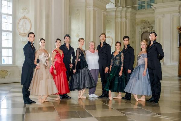 Bild 1 von 7: Im Bild: Lourenco Ferreira und Maria Yakovleva, Hyo-Jung Kang und Calogero Failla, Olga Esina, Emma Ryott (Kostümbildnerin), Marco Menha, Sonia Dvorak und Davide Dato, Aleksandra Liashenko und Marian Furnica.