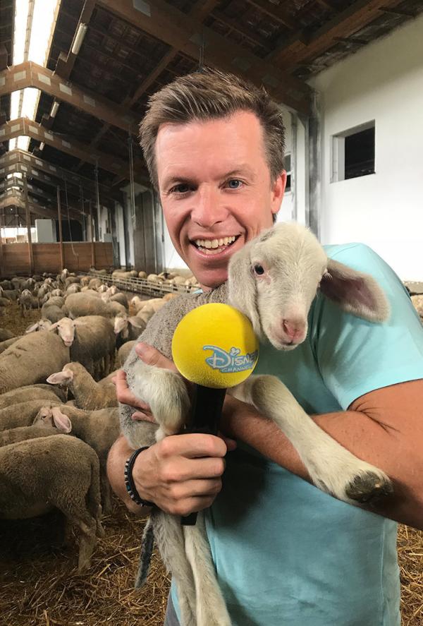 Bild 1 von 4: Bei der heutigen Challenge wird es für Benedikt besonders fies: Beni, schaffst du es ein Tierbaby zu finden, das nicht süß ist?Benedikt ist total baff: Babys sind doch immer niedlich, oder etwa nicht!? Unser Moderator geht auf die Suche und stellt sich dieser besonders kuschelig-kniffligen Herausforderung.
