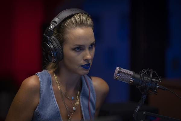 Bild 1 von 4: Gonzos Schwester Asha (Alicia Banit) moderiert eine Radiosendung.