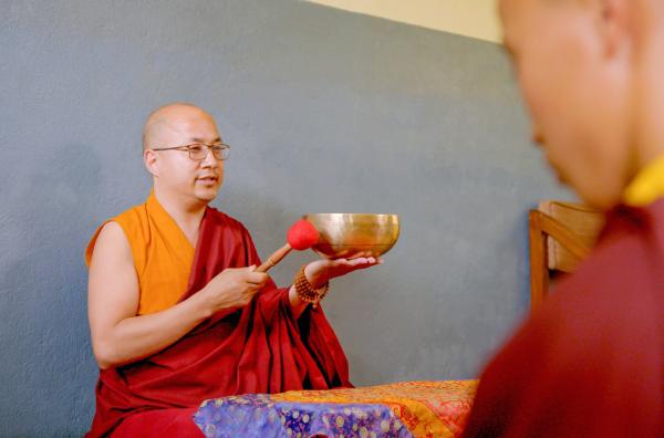 Bild 1 von 4: Meditations-Meister Lama Khesang unterrichtet Klangmeditation mit einer Klangschale.