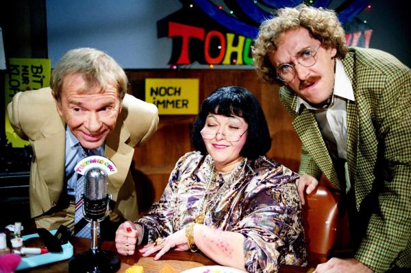 Bild 1 von 8: Im Bild: Ossy Kolmann, Jazz-Gitti (Martha Butbul), Franz Suhrada.