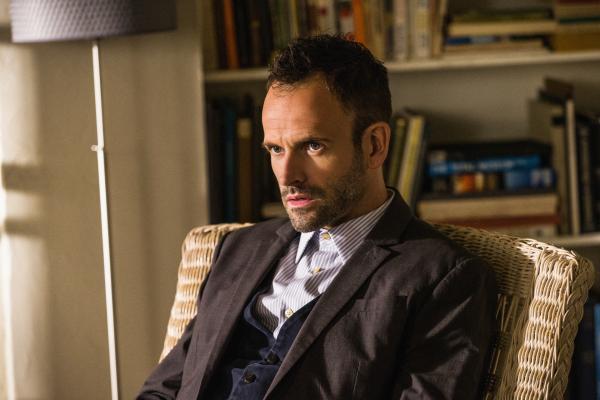 Bild 1 von 17: Ein Vorstandsvorsitzender einer Beratungsfirma wird vergiftet aufgefunden. Sherlock Holmes (Jonny Lee Miller) beginnt sofort mit den Ermittlungen, um den Täter zu finden ...