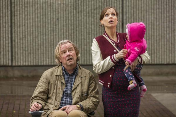 Bild 1 von 24: Um Geld zu sparen, sind Kurt (Axel Siefer, l.) und Bea (Nadja Becker, M.) der Meinung, sich eine billigere Bleibe suchen zu müssen - doch was wird Danni dazu sagen, dass sie wieder in ihre alte Gegend ziehen soll?