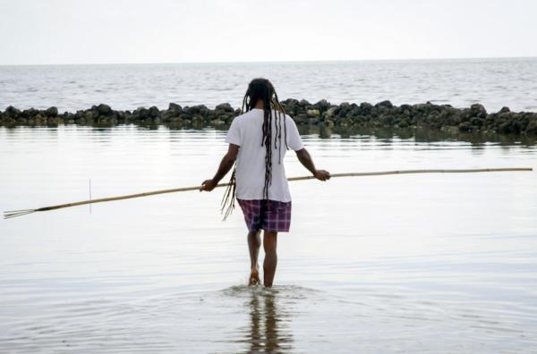 Bild 1 von 6: Barry Pau fischt auf traditionelle Weise auf Darnley Island, von den Einheimischen Erub genannt.