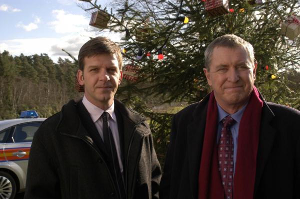 Bild 1 von 3: DS Ben Jones (Jason Hughes, l.) und DCI Tom Barnaby (John Nettles, r.) müssen mal wieder einen kniffeligen Fall lösen.