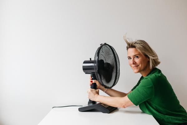 Bild 1 von 14: Line ist 46. Sie litt über ein halbes Jahr unter unterschiedlichen Symptomen und hatte eine Odyssee durch Praxen verschiedener Fachrichtungen hinter sich, bis sie herausfand, dass bei ihr die Wechseljahre begonnen hatten.