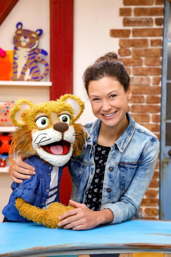 Bild 1 von 11: Im Bild: Christina Karnicnik mit Kater Kurt.