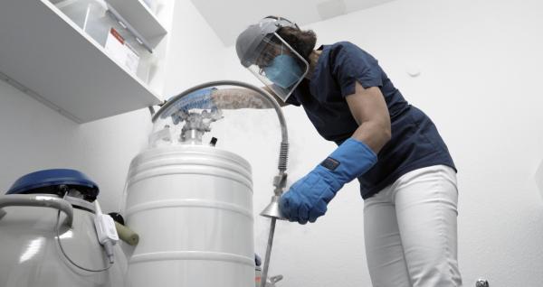 Bild 1 von 9: Der Dokumentarfilm zeigt Menschen, die Körpersäfte gewinnen, verfolgt den High-Tech-Aufwand der Testung, Aufbereitung und Lagerung, hinterfragt die weltweite Vermarktung der Substanzen und beleuchtet, wer davon profitiert und wer die Verlierer sind. Im Bild: Stickstoff.