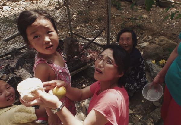 Bild 1 von 7: Für Familie Ro ist die Flucht aus Nordkorea ein lebensgefährliches Abenteuer.