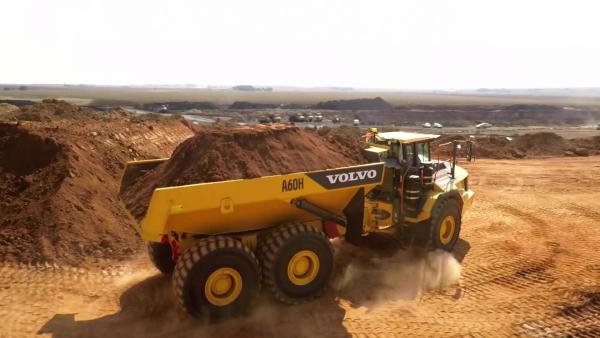 Bild 1 von 1: Der Volvo A-60 ist der größte knickgelenkte Muldenkipper der Welt. 55 Tonnen Material kann er mühelos transportieren.