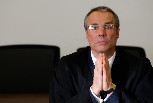 Bild 1 von 10: Dr. Georg Actis (Hannes Jaenicke) führt eine hochangesehene Kanzlei, die es allerdings mit ihren Methoden der Wahrheitsfindung nicht so genau nimmt. Als er seine ehemalige Kollegin Maria Schwadorf aufs Abstellgleis schiebt, begeht er einen folgenreichen Fehler ...