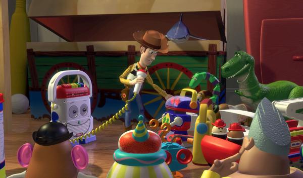 Bild 1 von 21: Als der super-coole Space-Ranger Buzz Lightyear auftaucht und sofort das neue Lieblingsspielzeug seines Besitzers Andy wird, sieht Cowboy Woody seine Vormachtstellung im Kinderzimmer in höchster Gefahr. Dramatisch wird die Situation, als beide plötzlich durch eine Reihe unglücklicher Vorfälle den Tücken eines bösen Nachbarjungen ausgesetzt sind. Um jetzt überleben zu können, müssen die beiden Rivalen Woody und Buzz zu Freunden werden und als Team zusammenarbeiten. Unterstützt durch ihre gemeinsamen Freunde, beginnt für Woody und Buzz eine atemberaubende Flucht nach Hause...