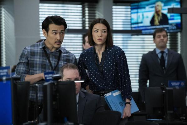 Bild 1 von 7: Analyst Ian Lim (James Chen, l.); Analyst Elise Taylor (Vedette Lim, r.)