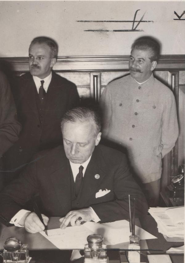 Bild 1 von 3: 1939: Joachim von Ribbentrop bei Vertrags-Unterzeichnung in Moskau.