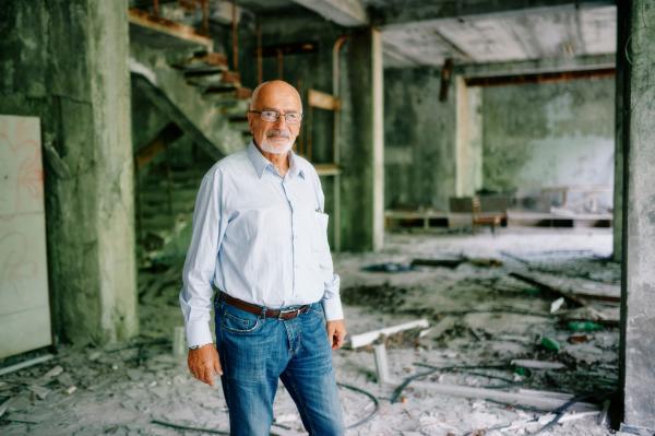 Bild 1 von 9: Der Atomingenieur Nikolai Steinberg im Eingangsbereich seines ehemaligen Wohnblocks in der heutigen Geisterstadt Prypjat.