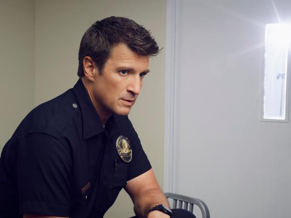 Bild 1 von 3: Während eines ganz normalen Tags auf dem Revier findet sich Nolan (Nathan Fillion) plötzlich als Hauptfigur in einem explosiven Geiseldrama wieder. Die Uhr tickt und Nolan weiß, dass nicht nur sein Leben, sondern das gesamte Revier auf dem Spiel steht.
