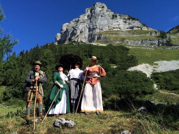 Bild 1 von 1: Im Bild: Darstellerinnen der Sisi-Bergtour: Berführer Alois Grieshofer (Werner Grieshofer), Gräfin Maelat (Helga Rastl), Sisi (Renate Anton), Sisi?s Schwester Sophie (Claudia Herreiter).