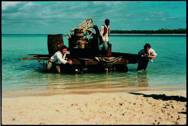 Bild 1 von 4: Die Familie Robinson strandet nach einem Schiffbruch auf einer verlassenen Insel. Der harte Kampf ums Überleben stellt die Familie jeden Tag vor neue, gewaltige Herausforderungen.