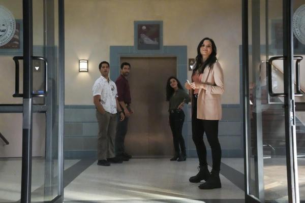Bild 1 von 15: (v.l.n.r.) Kai Holman (Alex Tarrant); Jesse Boone (Noah Mills); Lucy Tara (Yasmine Al-Bustami); Jessica Knight (Katrina Law)