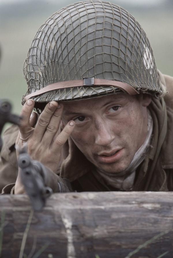 Bild 1 von 7: BAND OF BROTHERS, the ten-part miniseries based on Stephen E. Ambrose?s nonfiction best seller about a World War II U.S. Army unit, debuts SUNDAY, SEPT. 9 at 9:00 p.m. (ET), exclusively on HBO.  Pictured:  Ross McCall.