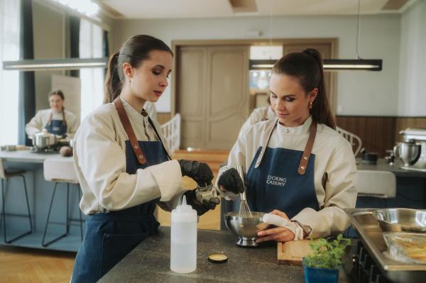 Bild 1 von 29: Irini Dimitriou (Lara Kimpel, l.); Destiny Pellucci (Vita Tepel, r.)
