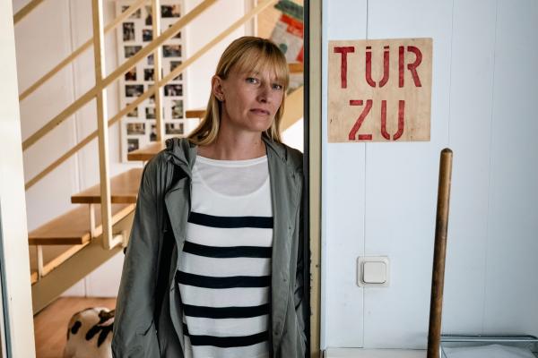 Bild 1 von 4: Als herauskommt, dass ihr Ehemann eine Affäre hatte, gerät Maike Funke (Anna Scholten) ins Visier der Ermittler. Wollte der Tote sie verlassen und drohte ihr, neben ihrem Partner auch die Spedition zu verlieren?
