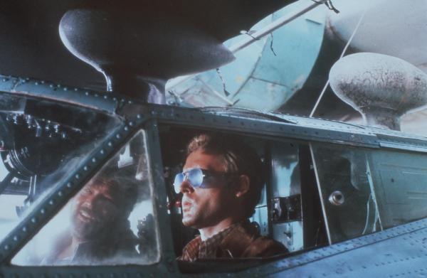 Bild 1 von 5: Plata (Terence Hill, r.) und Salud (Bud Spencer, l.) erwerben einen alten Doppeldecker, mit dem sie die Versorgung der Minenschürfer vornehmen können. Doch schon bald gibt es massiven Ärger ...