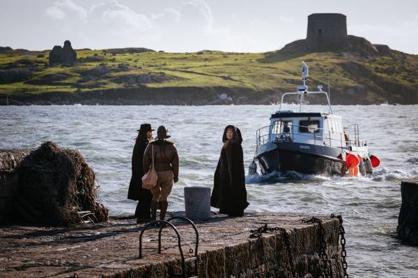 Bild 1 von 4: Die letzte Fähre des Tages bringt Fergus (Rohan Nedd, l.), seine Freundin Lola Wild (Rose O'Neill, M.) und Harry (Jane Seymour, r.) zu einer Insel in ein einsames Hotel, in dem ein Krimi-Dinner Spannung verspricht. Doch aus dem Spiel wird bald blutiger Ernst.
