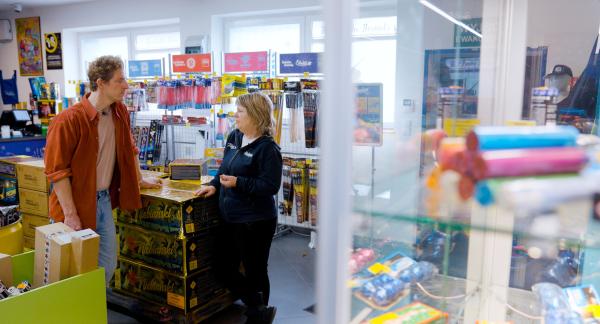 Bild 1 von 4: Mitarbeiterin im Feuerwerksladen Eliza Lob mit Reporter.