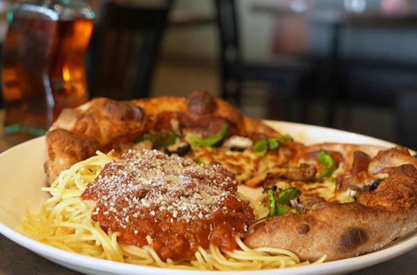Bild 1 von 1: Spaghetti auf Pizza würden in Italien für Entsetzen sorgen, in Kanada sind sie aber Kult: die Pizza-Ghetti.