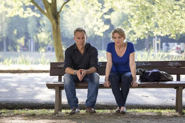 Bild 1 von 5: Jan Maybach (Marco Girnth, l.); Leni Maybach (Caroline Scholze, r.)