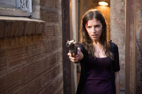 Bild 1 von 11: Martha (Anna Kendrick) scheint schon viel von ihrem Freund Francis, einem ehemaligen CIA-Agenten und Auftragsmörder, gelernt zu haben ...