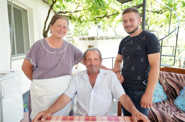 Bild 1 von 7: Vjollca (li.) und Bastri Limoj (Mi.) mit ihrem jüngsten Sohn Lucjano (re.): Ob er die Schafzucht der Familie weiterführt, ist fraglich.