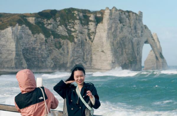 Bild 1 von 3: In der Bucht von Étretat: Die Ikone der französischen Küstenlandschaft zieht jedes Jahr mehr als eine Millionen Besucher an.