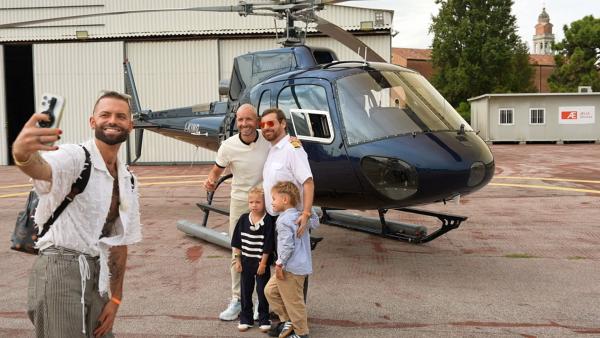 Bild 1 von 8: Bei Familie Nawrot geht es hoch hinaus. Die Familie liebt das Außergewöhnliche und gönnt sich zum Urlaubsabschluss ein spektakuläres Erlebnis über den Dächern von Venedig.