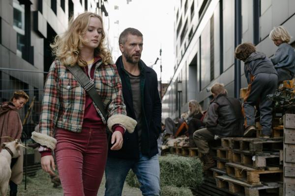 Bild 1 von 8: Ingrid (Ylva Bjßrkaas Thedin, l.); Lars Haaland (Nicolai Cleve Broch, r.)