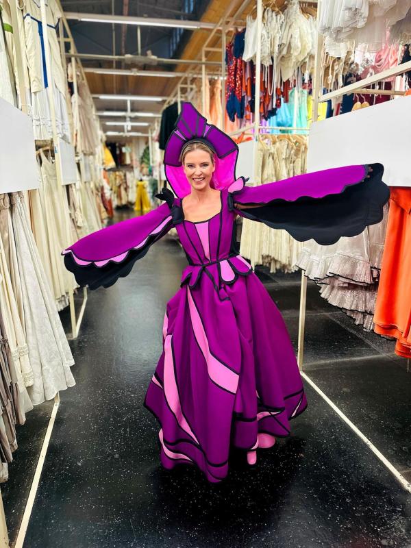 Bild 1 von 26: Im Bild: Christine Reiler bei Kostümanprobe zur Faschingszeit.