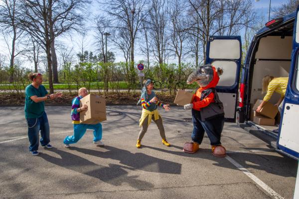 Bild 1 von 8: Tom, Volker, Mai Cocopelli und TanzTapir packen mit an, damit die Pakete rechtzeitig ankommen.