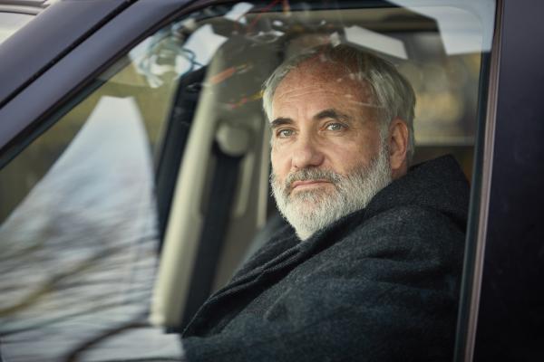 Bild 1 von 3: Nach außen hin unterstützt Konstantin (Kim Bodnia) den britischen Geheimdienst bei seinen Ermittlungen. Doch er spielt ein doppeltes Spiel.