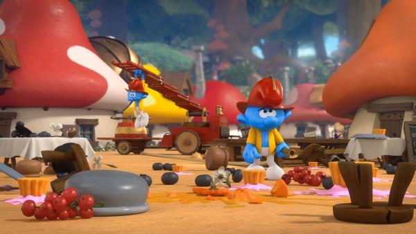 Bild 1 von 5: Bei einem Feuerwehreinsatz richten Clumsy und Dummi mehr Schaden an, als dass sie helfen.© KiKA/Peyo Productions, Dupuis Édition & Audiovisuell 2020 - Honorarfreie Verwendung gemäß AGB im redaktionellen Zusammenhang mit genannter Sendung bei Nennung \