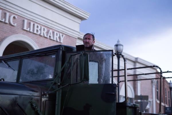 Bild 1 von 15: Eigentlich hatte sich Perkins (Ralph Ineson) seinen minutiös geplanten Raubzug einfacher vorgestellt.