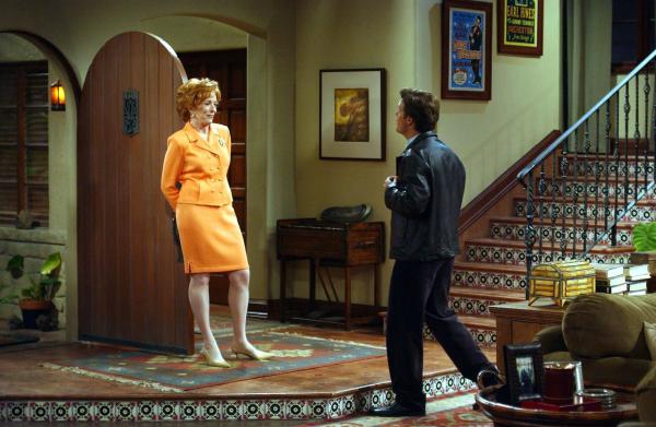 Bild 1 von 19: Charlie kann nicht fassen, dass sich seine Mutter Evelyn (Holland Taylor, l.) auf ein Verhältnis mit Bill (Chris O'Donnell, r.) einlässt ...