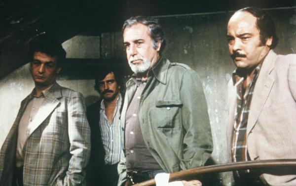 Bild 1 von 6: Der mächtige Drogenboss Charnier (Fernando Rey, 2.v.r.) sieht zufrieden zu, wie sein Gegenspieler mit Heroin vollgepumpt wird ....