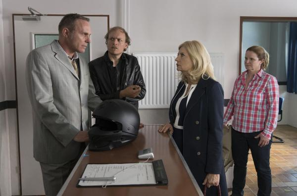 Bild 1 von 8: (v.l.n.r.) Gisbert Rottmann (Dirk Martens); Henning Rosinski (Emanuel Fellmer); Isabel von Brede (Sabine Postel); Gudrun Wohlers (Katrin Pollitt)