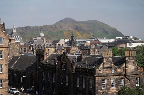 Bild 1 von 2: Das historische Zentrum von Edinburgh war zu Beginn des 20. Jahrhunderts Schauplatz einer tragischen Begebenheit, in die auch ein Löwe, eine Hündin und ein Pferd verwickelt waren ...