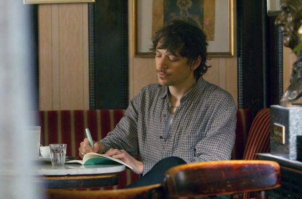 Bild 1 von 2: Der österreichische Musiker Ariel Oehl erklärt, warum Rainer Maria Rilkes Sprache gerade auf TikTok wieder auftaucht und wie ihre Klarheit und Emotionalität sich mit Popmusik verbinden lassen.