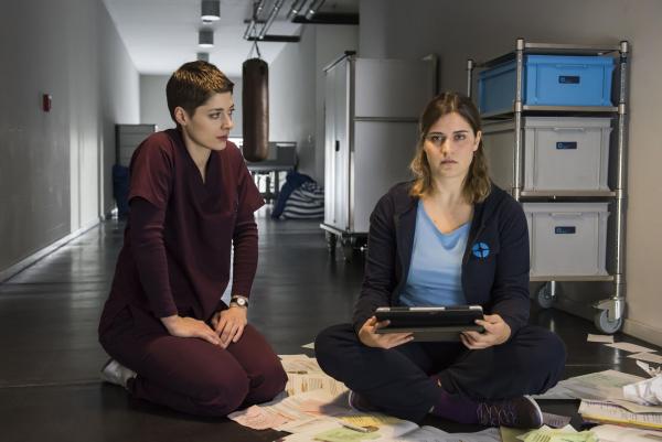 Bild 1 von 6: Dr. Theresa Koshka (Katharina Nesytowa, l.); Manja Kuhn (Morgane Ferru, r.)