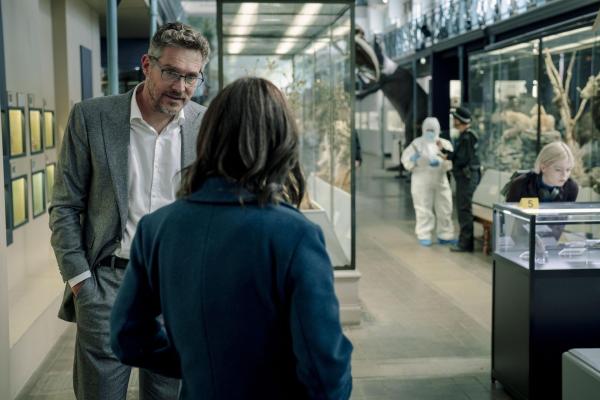 Bild 1 von 8: Raymond Starr (Mark Umbers, l.); Bea Metcalf (Laura Fraser, r.)