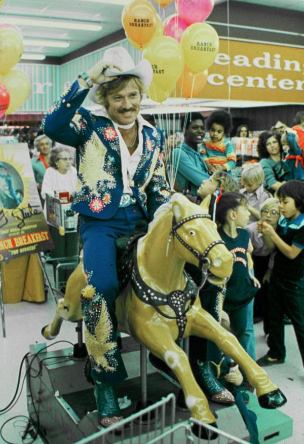 Bild 1 von 15: Sonny Steele (Robert Redford) war einmal ein großartiger Rodeo-Champion. Doch mit der Berühmtheit kam auch sein Abstieg. Er hat sich dem milliardenschweren Konzern Â»AmpcoÂ« verpflichtet und tritt als beleuchteter Werbereiter für dessen Produkte auf ...